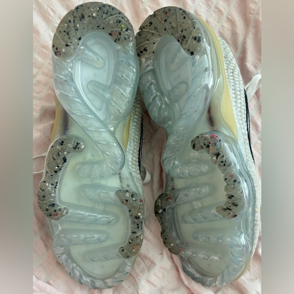 NIKE • BIG KIDS’ AIR VAPORMAX 2021 • UNISEX • SIZE 5Y • WORN ONCE - Picture 5 of 6